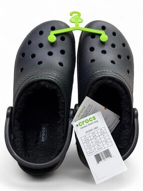 NWT Croc size 8 women’s 6 men’s black lined clog shoes.